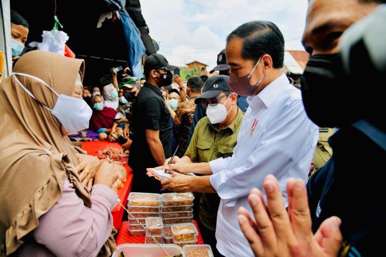 Presiden Beri Tambahan Modal bagi Pedagang di Pasar Baru