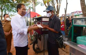 Presiden Jokowi Serahkan Bantuan Modal Bagi Pedagang di Pasar Bintan Center