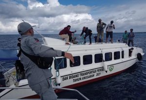 Bakamla Evakuasi Wakil Walikota Tual dan Rombongan di Perairan Pulau Dua