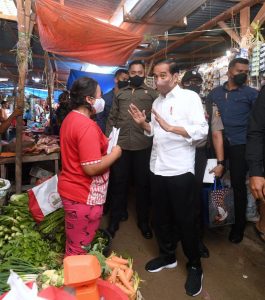 Presiden Jokowi Bagikan Bantuan Modal Bagi PKL di Pasar Porsea