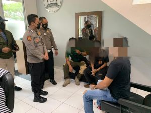 Polsek Jonggol Cek TKP Penyerangan Terhadap Pegawai DP Barbershop