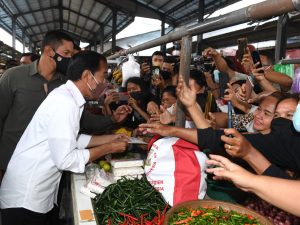 Presiden Jokowi Bagikan Bantuan Modal PKL Pasar Kebun Lada Kota Binjai
