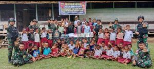 Peduli Anak Papua, Bagikan Perlengkapan Sekolah Siswa-Siswi di Perbatasan
