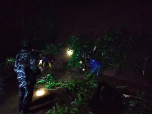 Jalan Penghubung Dua Desa Tertutup Material Longsor