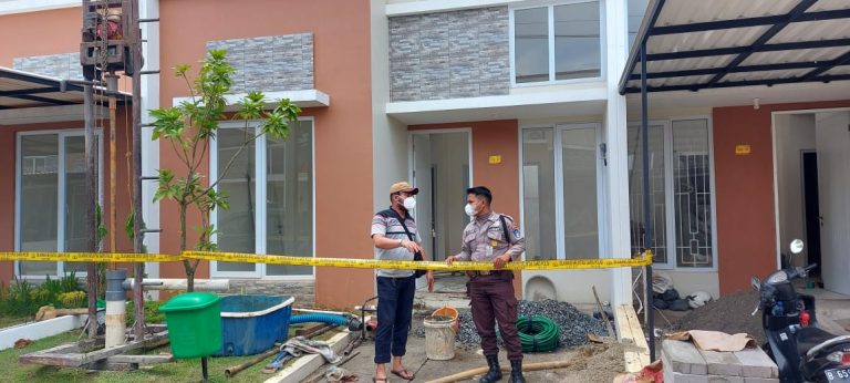 Polsek Parungpanjang Tutup Sumur Munculkan Gas di Serpong Garden Village