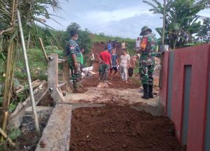 Karya Bhakti Bersihkan Jalan dan Pengurukan Sisi Jembatan Desa