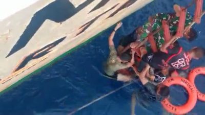 Aksi Heroik Prajurit Selamatkan Warga dari Bunuh Diri Loncat di Tengah Laut