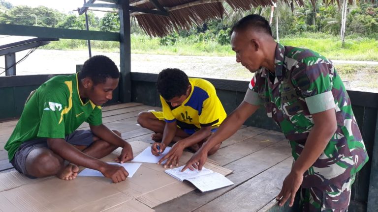 Bina Pemuda di Perbatasan, Satgas Pamtas Berikan Pelatihan Gratis Kiat Mendaftar TNI