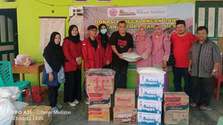 Warga Terdampak Gempa Talamau Terima Bantuan dari Bengkel Literasi Rakyat Sumbar