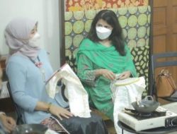 Kedubes Pakistan Ternyata Cekatan Membuat Batik