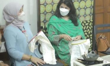 Kedubes Pakistan Ternyata Cekatan Membuat Batik