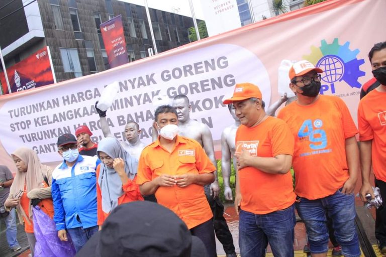 Tuntut Turunkan Harga, Massa Partai Buruh Demo di Kantor Kementerian Perdagangan
