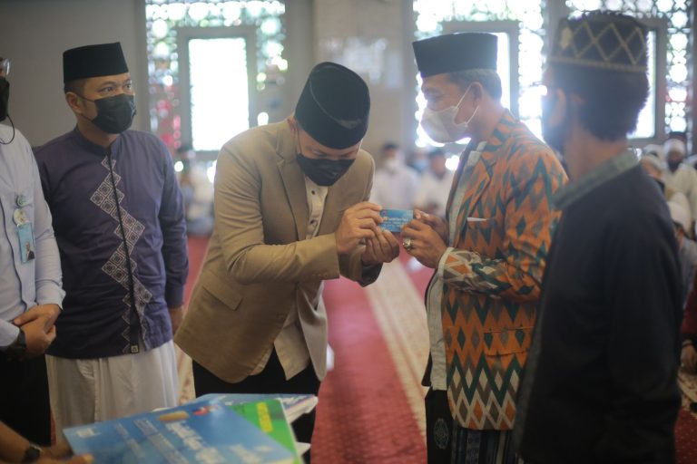 700 Guru Ngaji Terima Kartu ATM BJB dan Kartu BPJS Ketenagakerjaan
