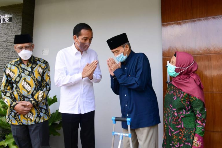 Buya Syafii Mantan Ketum PP Muhammadiyah Dijenguk Jokowi di Sleman