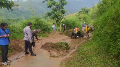 Tanah Longsor di Cigombong, Polsek Cijeruk Langsung Lakukan Penanganan