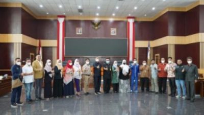 Komisi I dan BPN Serahkan Sertifikat PTSL di Ruang Paripurna