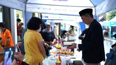 Dedie Rachim Ajak Masyarakat Jajan Takjil di Kampung Cincau
