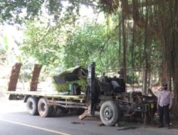 Rem Blong, Truk Pengangkut Ekskavator Terguling Alami Rusak Parah