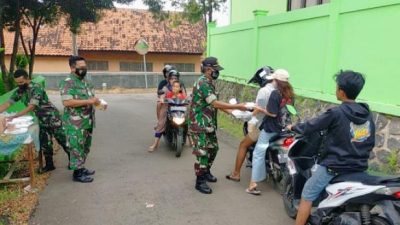 Berkah Bulan Suci Ramadhan, Danramil Berbagi Takjil Jelang Berbuka Puasa