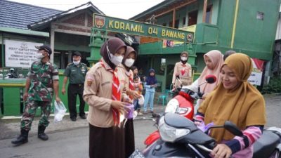 Koramil Ajak anggota Pramuka Saka Wira Kartika Bagikan Takjil