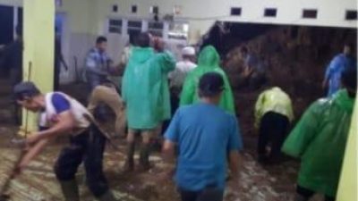 Tanah Longsor di Cisarua Bogor Menimpa Bangunan Masjid Al-Barokah