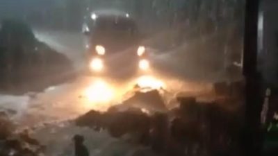 Bencana Longsor Akibatkan Rumah Warga Caringin Rusak dan Tutup Akses Jalan