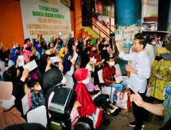 Bagikan Bansos di Pasar Bogor, Jokowi Dengarkan Suara Rakyat