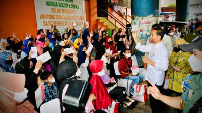 Bagikan Bansos di Pasar Bogor, Jokowi Dengarkan Suara Rakyat