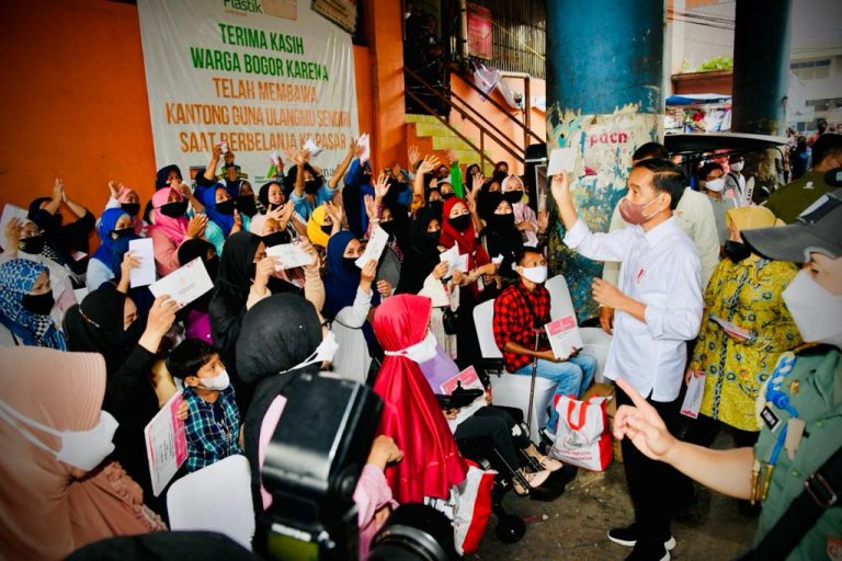 Bagikan Bansos di Pasar Bogor, Jokowi Dengarkan Suara Rakyat