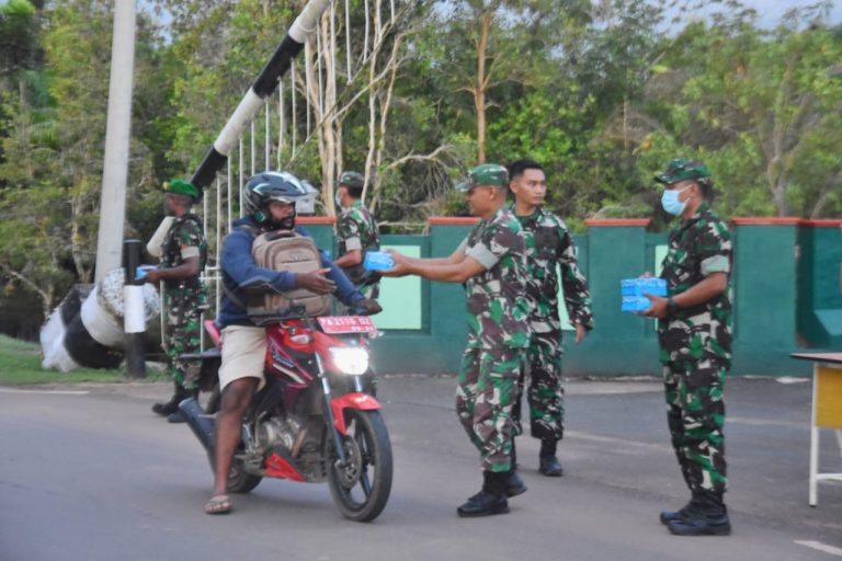 Jelang Buka Puasa, Korem Merauke Bagikan Takjil dengan Masyarakat