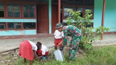 Ajarkan Kebersihan Sejak Dini, Ajak Murid Gotong Royong Beersihkan