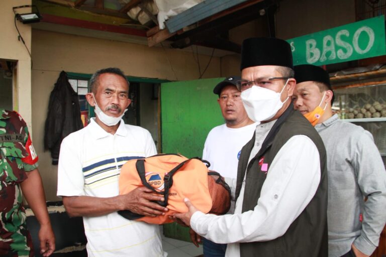 Bupati Bandung Tinjau Lokasi Bencana Akibat Puting Beliung