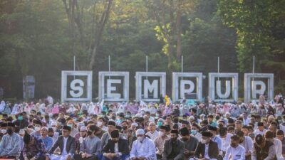Para Pimpinan dan Masyarakat Gelar Salat i’dul Fitri di Lapangan Sempur