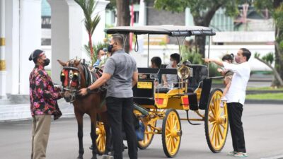 Hari Lebaran Presiden Bersama Cucunya dan Bagi-bagi Kaos