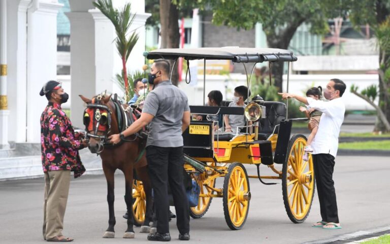 Hari Lebaran Presiden Bersama Cucunya dan Bagi-bagi Kaos