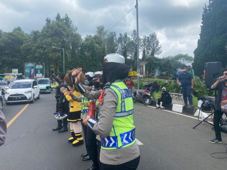 Polres Gelar Live Musik Hibur Masyarakat Terkena Oneway di Jalur Puncak
