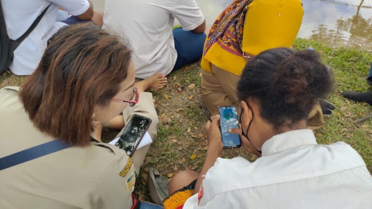 Para Siswa dan Guru Berburu Jaringan Internet di Area Makorem 174/ATW