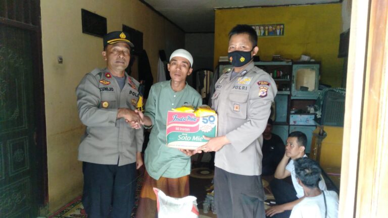 Korban Bencana Longsor di Cijeruk Terima Bantuan Sembako
