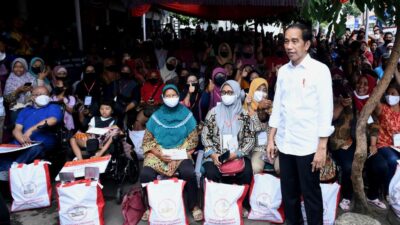 Salurkan Bansos, Presiden Harap Ekonomi Pulih Kembali