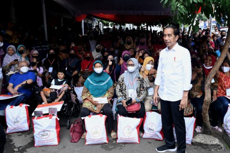 Salurkan Bansos, Presiden Harap Ekonomi Pulih Kembali