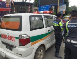 Polisi Hentikan Laju Ambulans Relawan Bawa Wisatawan Saat Oneway