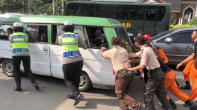 Aksi Polwan Dorong Sejumlah Mobil Mogok Saat One Way di Puncak