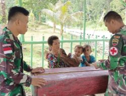 TNI Berikan Pelayanan Kesehatan Gratis Kepada Masyarakat Perbatasan