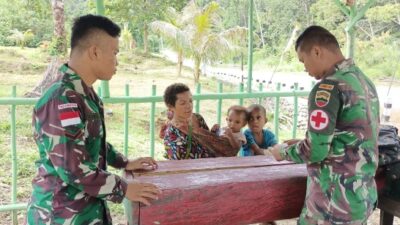 TNI Berikan Pelayanan Kesehatan Gratis Kepada Masyarakat Perbatasan