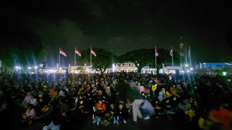 Helaran HJB 540, Warga Nobar Layar Tancap di Alun-Alun