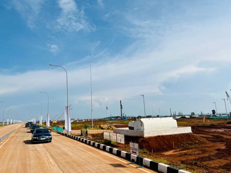 Presiden Jokowi Jajal Mobil Listrik “halus, enggak ada suaranya”