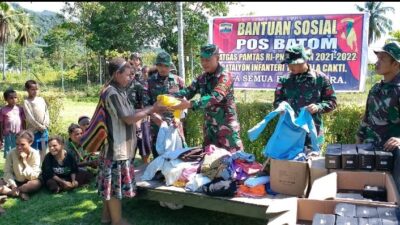 Bantu Kesulitan Warga Perbatasan Papua, Satgas Pamtas Bagikan Pakaian Layak Pakai
