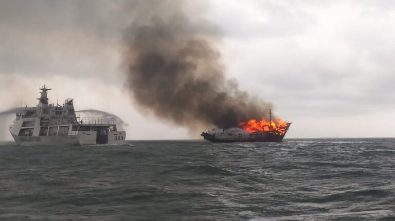 Kapal Kargo Barang dari Singapura Terbakar di Perairan Karimun Satu ABK Tewas