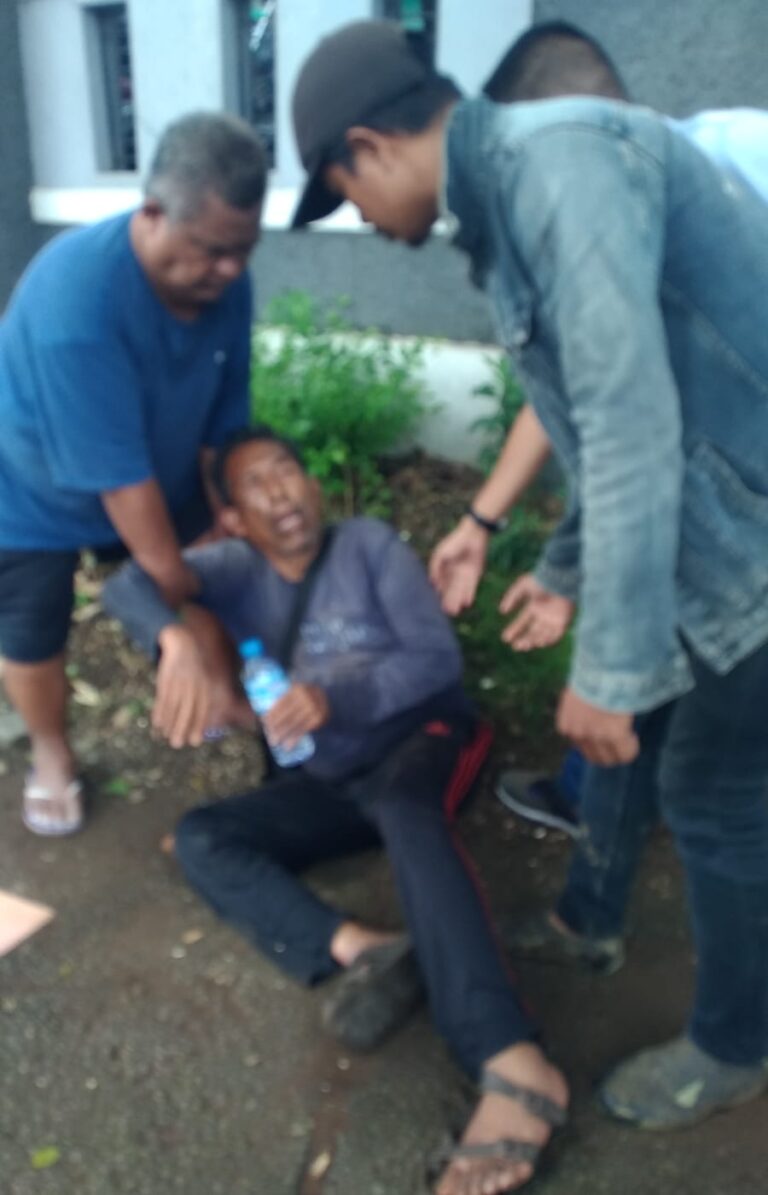 Penumpang Angkot Pingsan Terserang Stroke Dievakuasi ke RSUD Cibinong