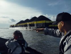 Akibat Arus Kencang Kapal Tongkang Kandas di Perairan Samarinda